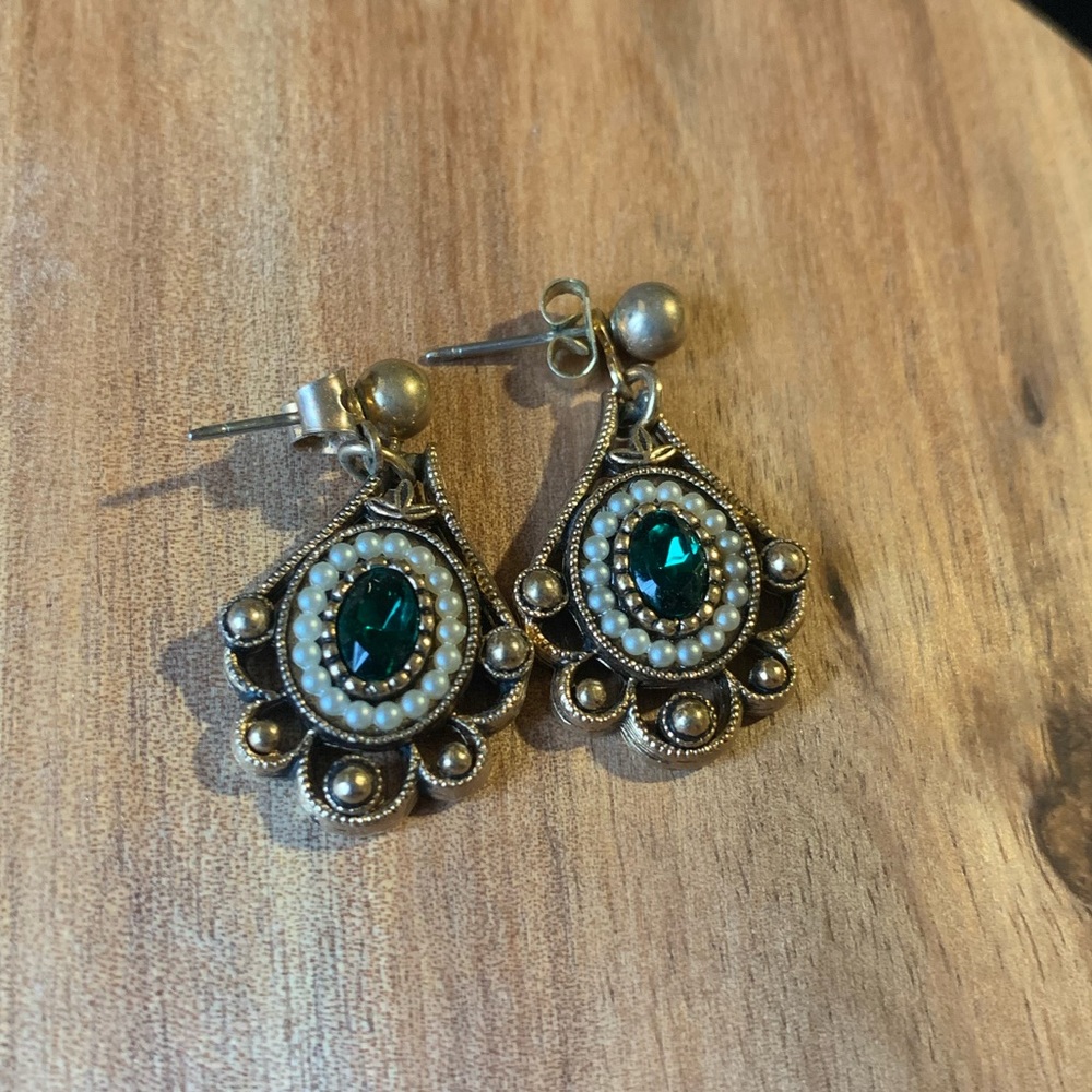 AVON drop earrings. Green & pearl. - Picture 3 of 6
